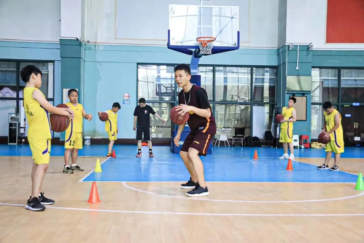 哪里可以找到适合青少年的篮球季前赛训练营_1